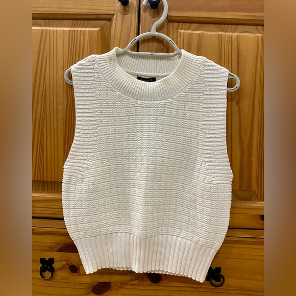 Sleeveless Sweater - Picture 1 of 3